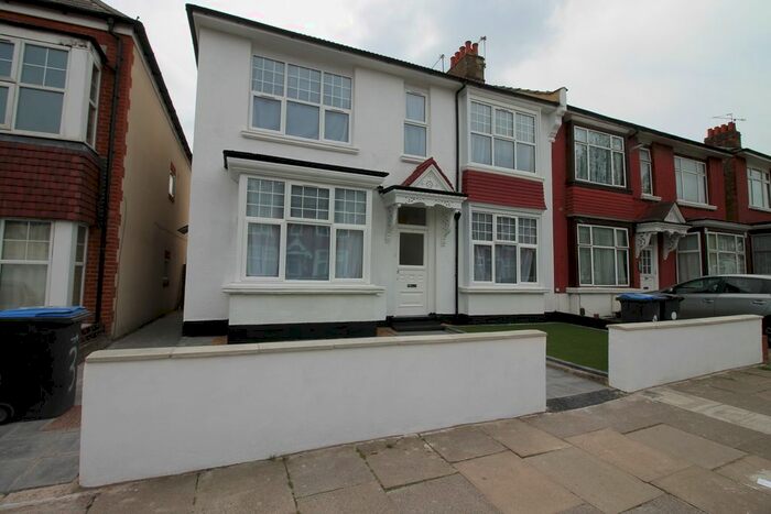 3 Bedroom Flat To Rent In Sidney Avenue, London, N13