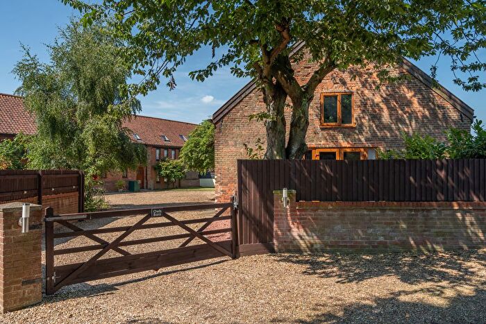 4 Bedroom Barn Conversion For Sale In Church Road, Reedham, Norwich, NR13