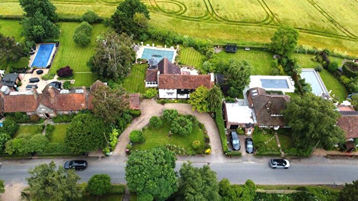 4 Bedroom Detached House For Sale In Cross Oaks Lane, Ridge, Potters Bar, EN6