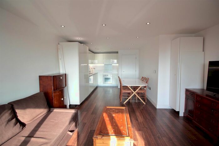 3 Bedroom Flat To Rent In Old Kent Road, London, SE1
