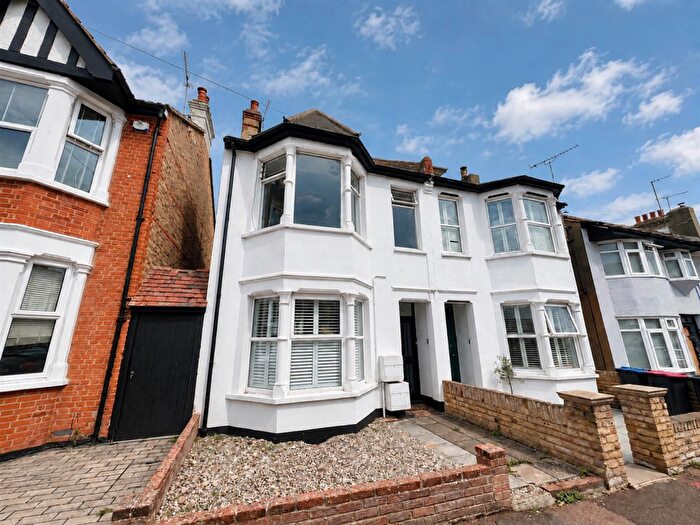 1 Bedroom Flat To Rent In Lymington Avenue, Leigh On Sea, Essex, SS9