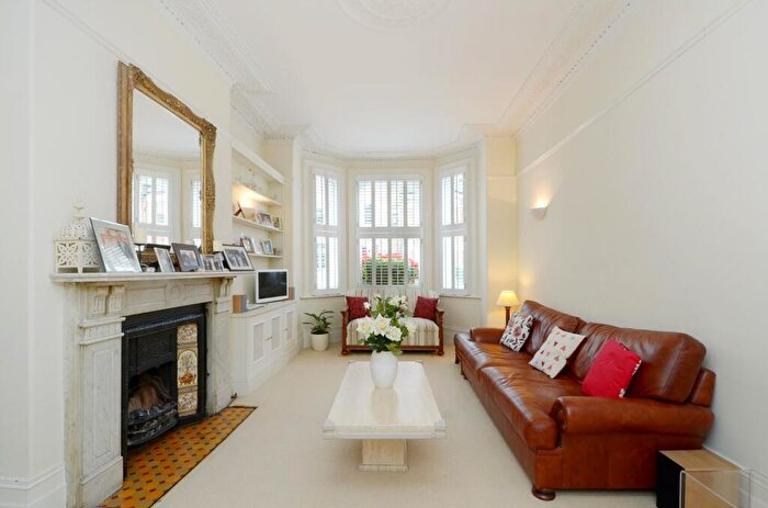2 Bedroom Flat To Rent In Lavender Gardens London, SW11