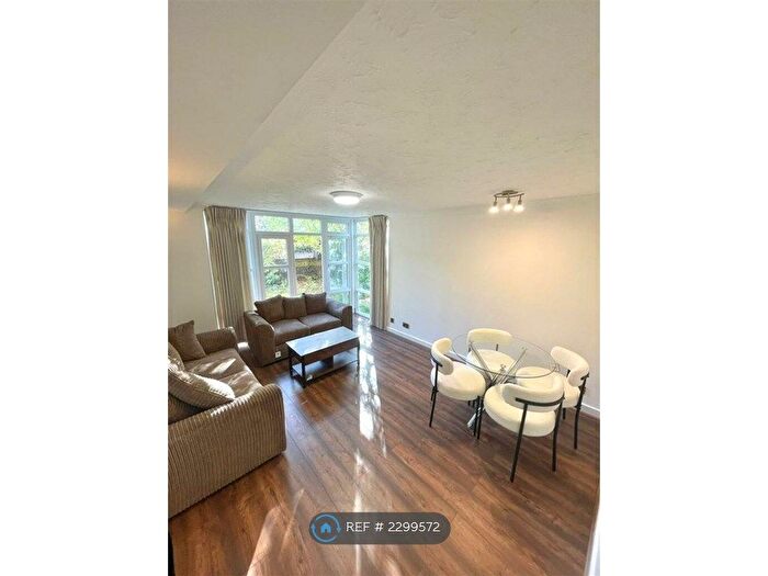 2 Bedroom Flat To Rent In Derwent Court, London, SE16