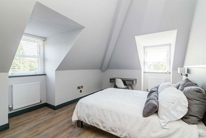 1 Bedroom Flat To Rent In Waverley Street, Nottingham, Nottinghamshire, NG7