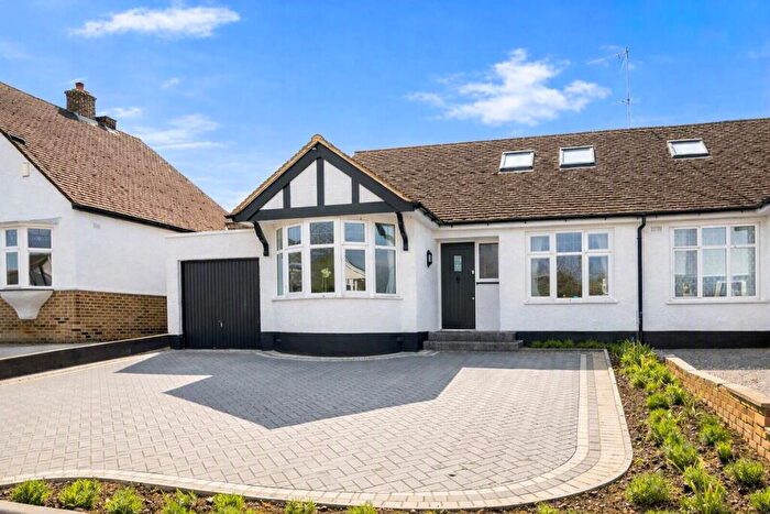 4 Bedroom Bungalow For Sale In Hereford Avenue, Barnet, London, EN4