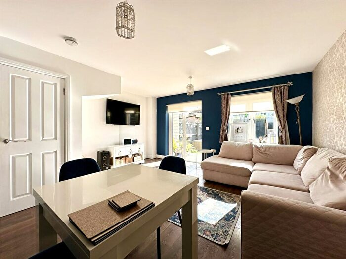 3 Bedroom End Of Terrace House For Sale In Castle Street, Swanscombe, Kent, DA10