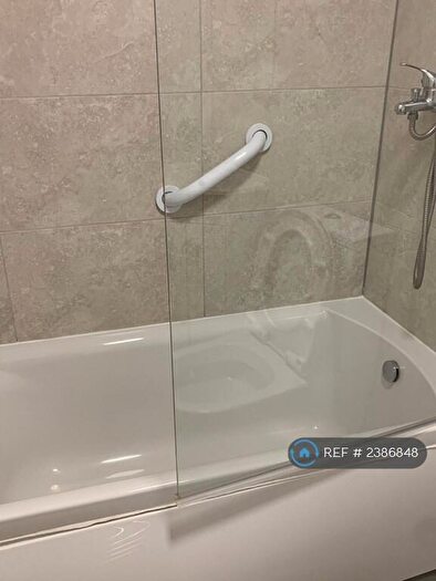 3 Bedroom Flat To Rent In Lidgett Lane, Leeds, LS17