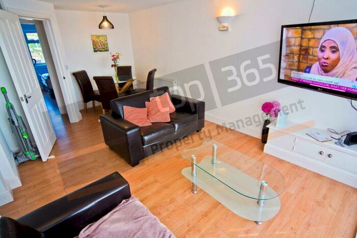 3 Bedroom Flat To Rent In *£pppw Exclusive* Clumber Court, Clumber Crescent South, Nottingham, NG7