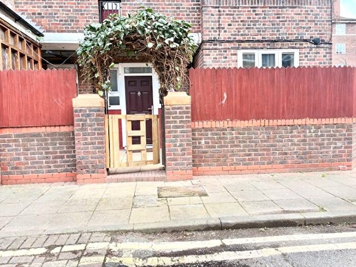 3 Bedroom Flat To Rent In Mackenzie Close, London, W12
