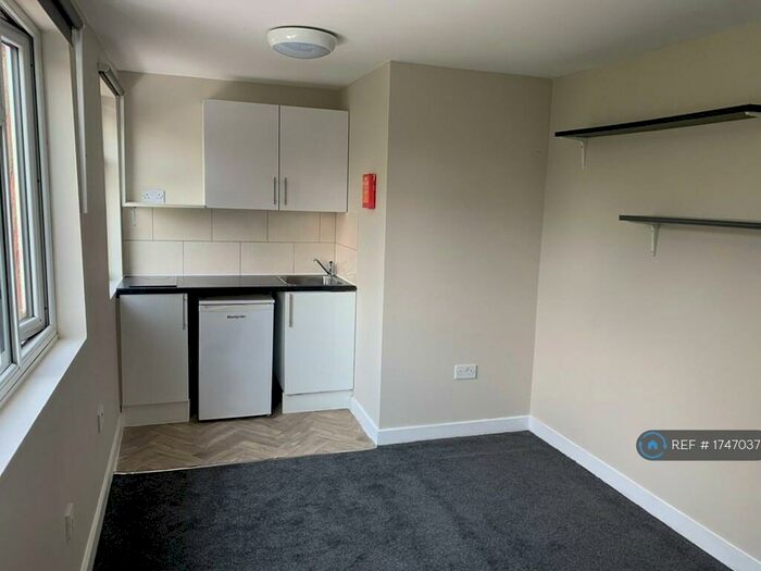 Studio To Rent In Hendon Way, London, NW2