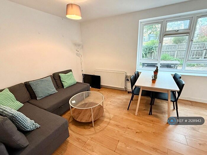 4 Bedroom Maisonette To Rent In Malcolm House, London, N1