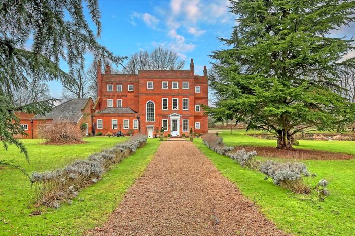 2 Bedroom Flat For Sale In Gilstead Hall, Coxtie Green Road, CM14