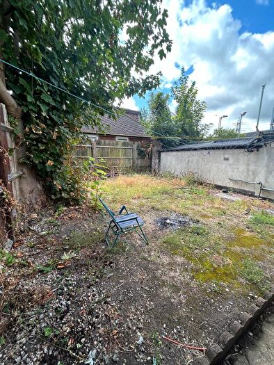 3 Bedroom Detached House To Rent In Dunstable Road, Luton, LU4