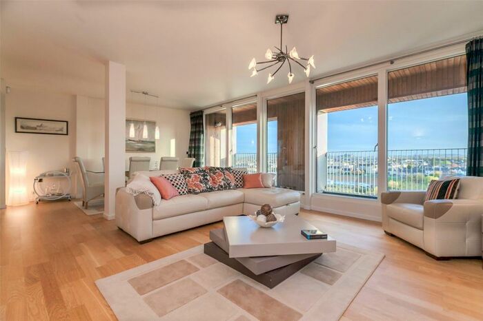 3 Bedroom Flat To Rent In Saltire Square, Edinburgh, EH5