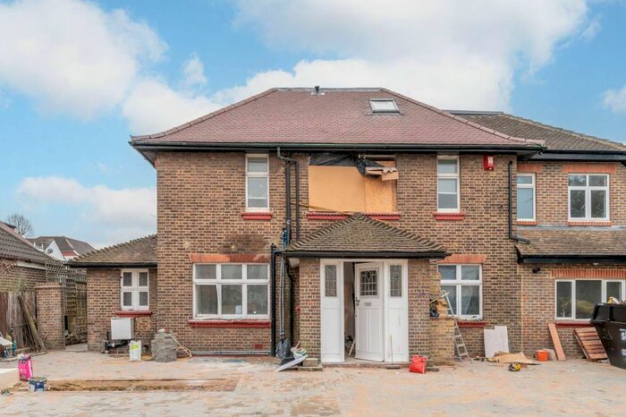 3 Bedroom Flat To Rent In Crown Lane, Streatham Common, London, SW16