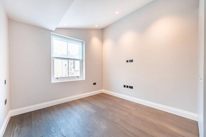 3 Bedroom Flat To Rent In Clifton Road, Little Venice, London, W9