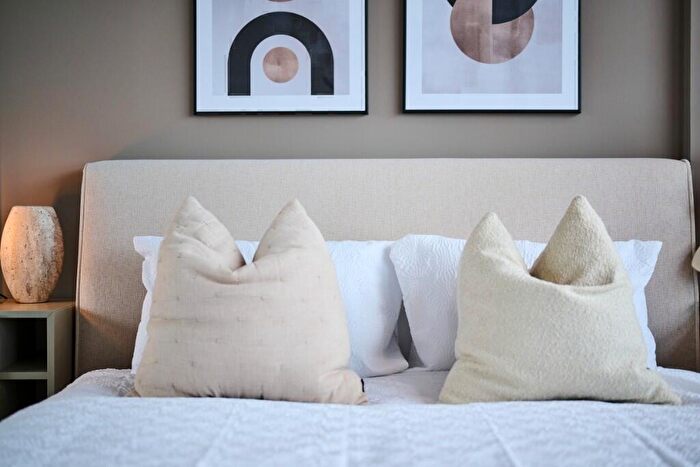 3 Bedroom Apartment To Rent In The Octagon - Great Charles Street Queensway, Birmingham, B3