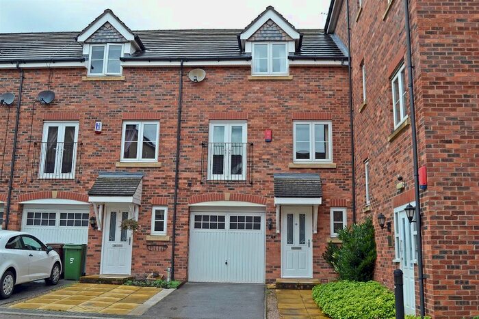 3 Bedroom Town House To Rent In Moorcroft Court, Ossett WF5