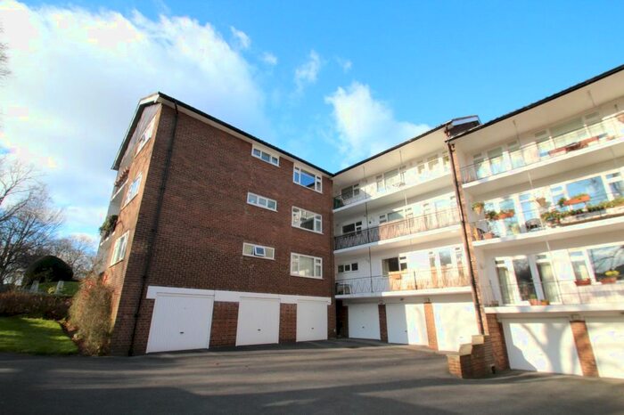 2 Bedroom Flat To Rent In Valley Court, Leeds, West Yorkshire, Uk, LS17