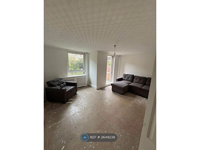 3 Bedroom Flat To Rent In Benham Close, London, SW11