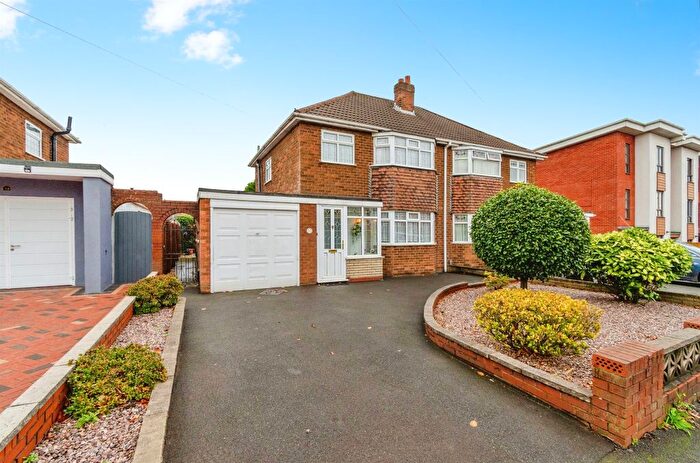 3 Bedroom Semi-Detached House For Sale In Ogley Road, Walsall, WS8