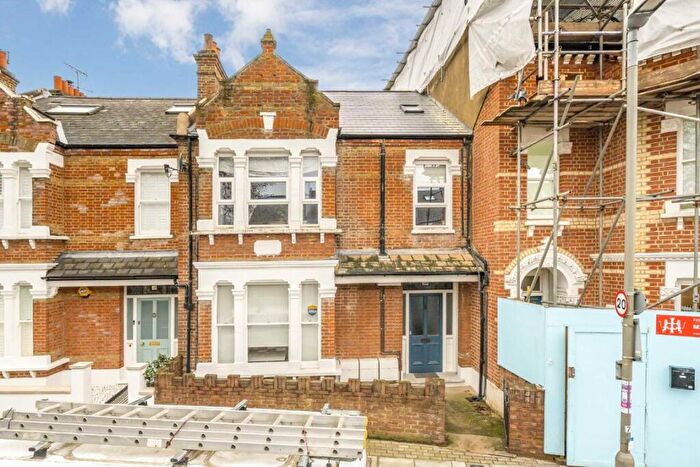 2 Bedroom Flat To Rent In Forthbridge Road, Battersea, SW11