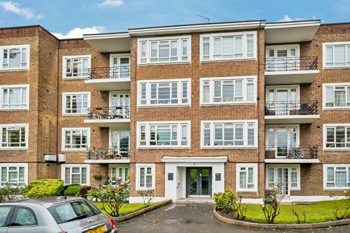 2 Bedroom Flat For Sale In Chessington Court, Finchley, N3