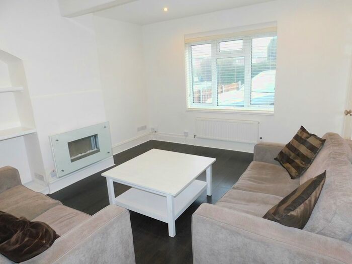 2 Bedroom Detached House To Rent In Flaxley Road, Morden, Surrey, SM4