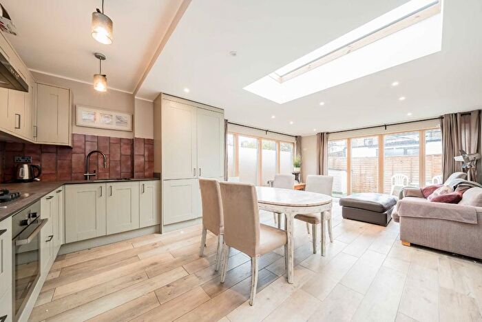 3 Bedroom Flat To Rent In Hamilton Road, London, SW19