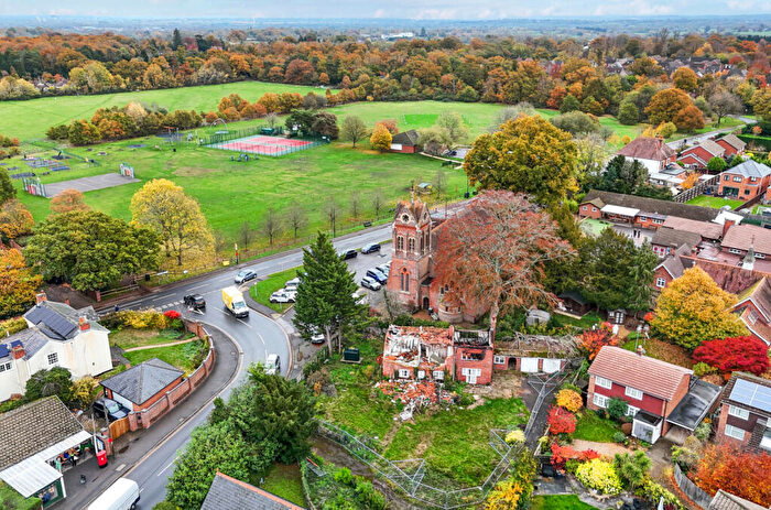 4 Bedroom Detached House For Sale In West End Road, Mortimer Common, Reading, Berkshire, RG7