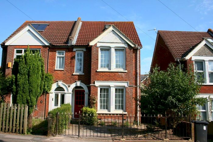 3 Bedroom Semi-Detached House To Rent In Salisbury - Coombe Road, SP2