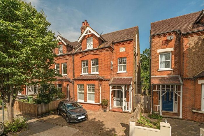 2 Bedroom Flat For Sale In Victoria Avenue, Surbiton, KT6