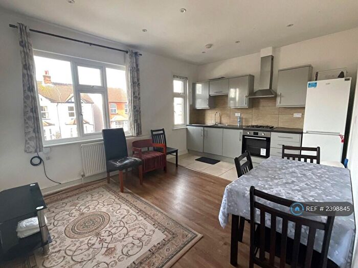 2 Bedroom Flat To Rent In High Street, Northwood, HA6