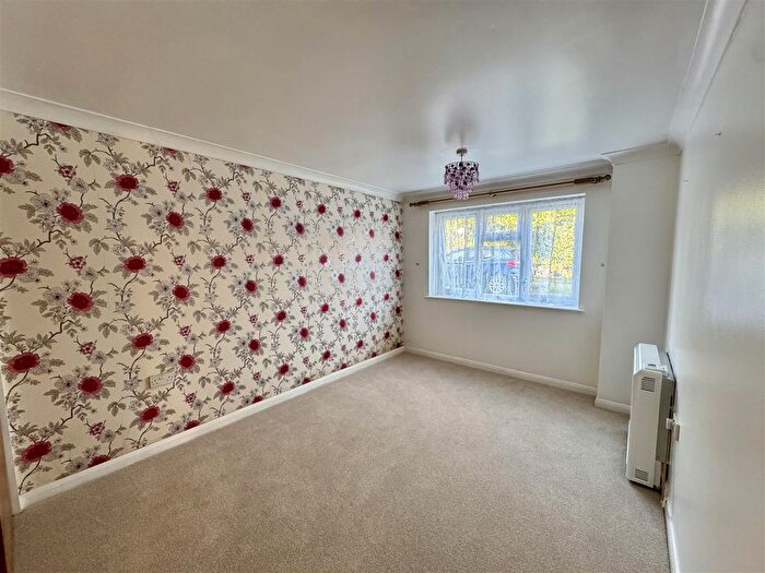 2 Bedroom Flat For Sale In Clarence Road, Fleet, GU51