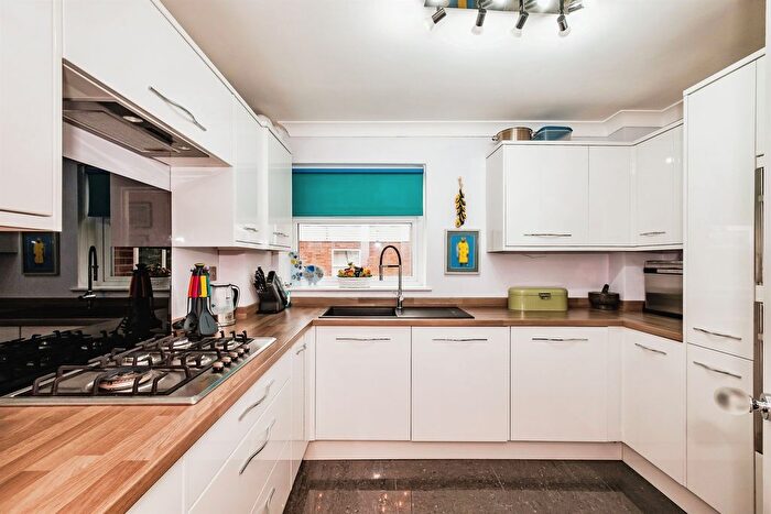 2 Bedroom Flat For Sale In Shelley Road, Worthing, BN11