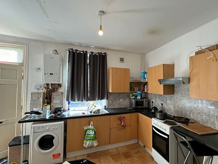 2 Bedroom Terraced House To Rent In Kelsall Avenue, Hyde Park, Leeds, LS6