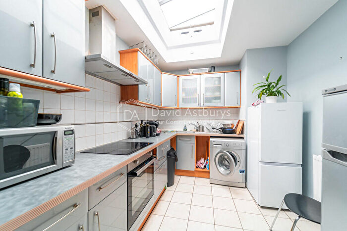 3 Bedroom Apartment To Rent In Chandos Way, Golders Green, London, NW11