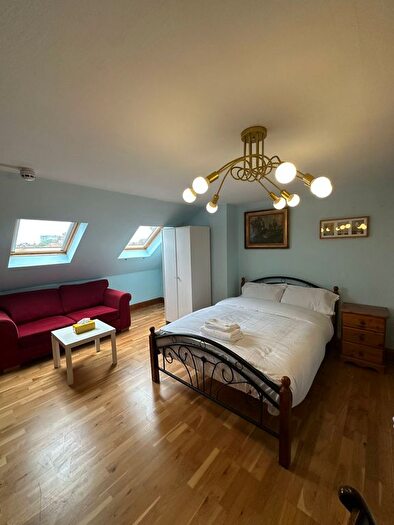 1 Bedroom Flat To Rent In Princes Avenue, Tolworth, KT6