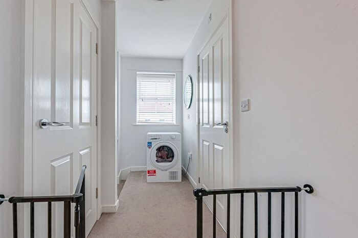1 Bedroom Flat For Sale In Elizabeth Gardens, Rochford, SS4