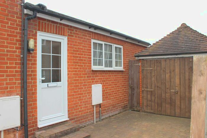 3 Bedroom Flat To Rent In East Hill, Maybury, Woking, GU22