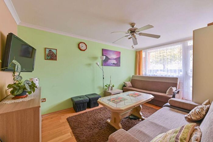 1 Bedroom Maisonette For Sale In Frensham Court, Phipps Bridge Road, Mitcham, CR4