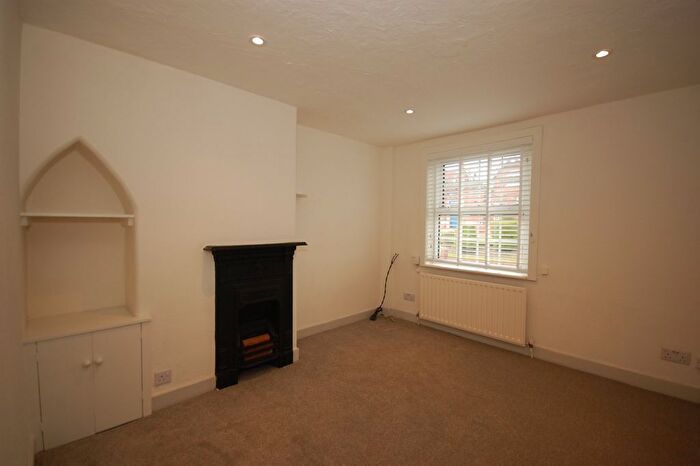2 Bedroom Flat To Rent In New Town, Uckfield, TN22