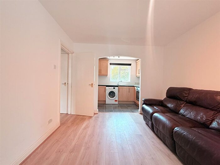 1 Bedroom Flat To Rent In Raglan Close, Hounslow, TW4