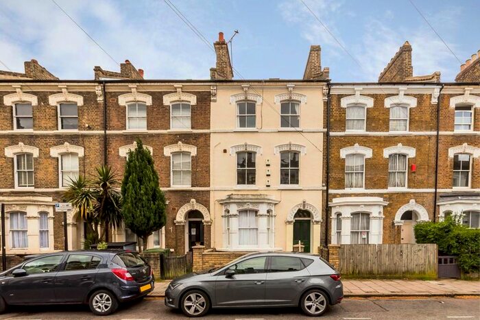 3 Bedroom Flat To Rent In Ferndale Road, London, SW4