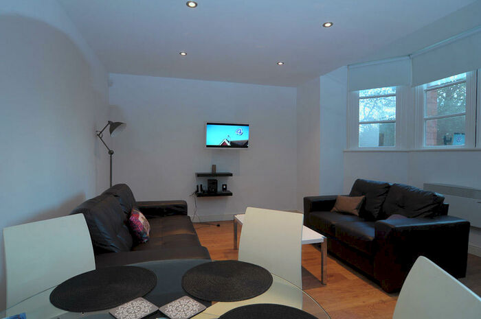 2 Bedroom Flat To Rent In Hyde Terrace, Leeds, West Yorkshire, LS2