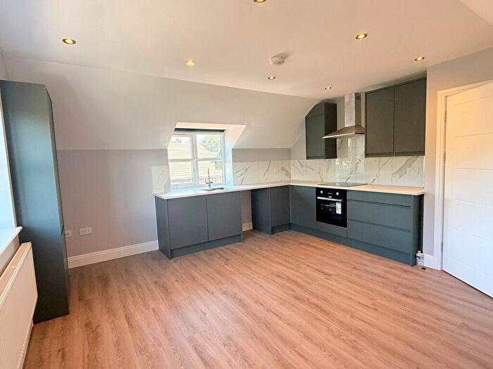 2 Bedroom Flat To Rent In Crescent Drive, Aldershot, GU12