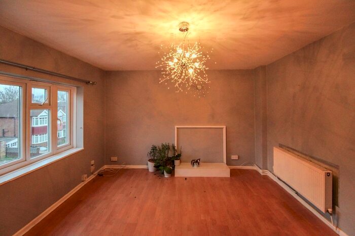 2 Bedroom Flat To Rent In York House, Enfield EN2