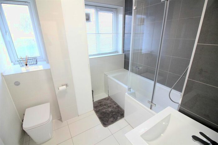 2 Bedroom Flat To Rent In Innes Gardens, London, SW15