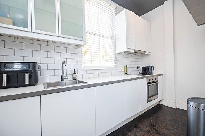 3 Bedroom Maisonette For Sale In Powerscroft Road, Lower Clapton, London, E5