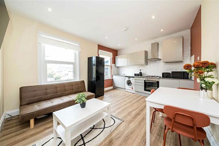 3 Bedroom Flat To Rent In Herne Hill Road, London, SE24